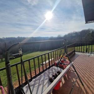 Kuća na osami sa velikom okućnicom