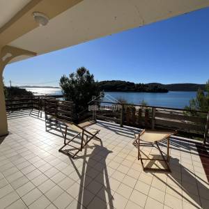 KUĆA PRVI RED DO MORA, IZVRSNA PRILIKA! BRGULJE – OTOK MOLAT