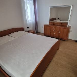 NOVOUREĐENI DVOSOBAN STAN DUGOROČNO (2-3 STUDENTA)