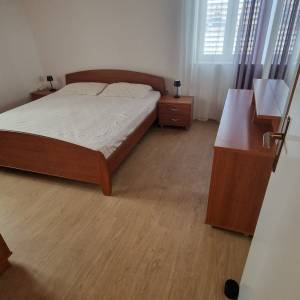 NOVOUREĐENI DVOSOBAN STAN DUGOROČNO (2-3 STUDENTA)