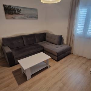 NOVOUREĐENI DVOSOBAN STAN DUGOROČNO (2-3 STUDENTA)