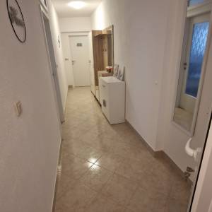 NOVOUREĐENI DVOSOBAN STAN DUGOROČNO (2-3 STUDENTA)