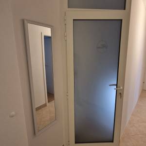 NOVOUREĐENI DVOSOBAN STAN DUGOROČNO (2-3 STUDENTA)