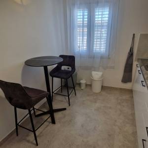 NOVOUREĐENI DVOSOBAN STAN DUGOROČNO (2-3 STUDENTA)