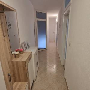 NOVOUREĐENI DVOSOBAN STAN DUGOROČNO (2-3 STUDENTA)