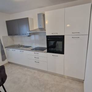 NOVOUREĐENI DVOSOBAN STAN DUGOROČNO (2-3 STUDENTA)