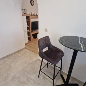 NOVOUREĐENI DVOSOBAN STAN DUGOROČNO (2-3 STUDENTA)