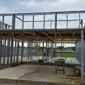 Plac s gradilištem montažne kuće 190 m2