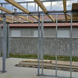 Plac s gradilištem montažne kuće 190 m2