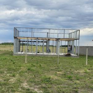 Plac s gradilištem montažne kuće 190 m2