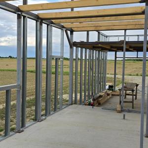 Plac s gradilištem montažne kuće 190 m2