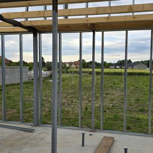 Plac s gradilištem montažne kuće 190 m2