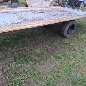 Prikolica za prijevoz rolo bala