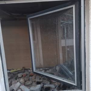 prodajem metalni prozor ispravan