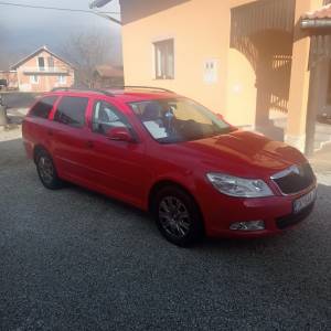 ŠKODA OKTAVIA CARAVAN S UGRAĐENOM KUKOM