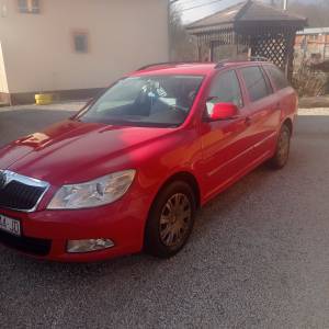 ŠKODA OKTAVIA CARAVAN S UGRAĐENOM KUKOM