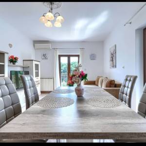 Tražim osobu za čišćenje apartmana od 65 m2 u okolici Višnjana