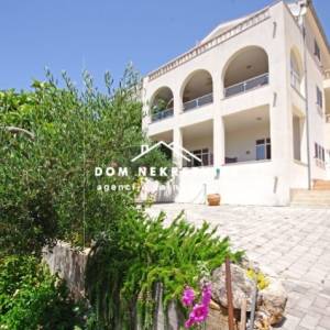 U MAKARSKOJ ️ PRODAJE SE KUĆA SA 4 APARTMANA 