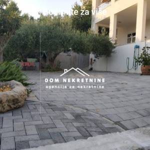 U MAKARSKOJ ️ PRODAJE SE KUĆA SA 4 APARTMANA 