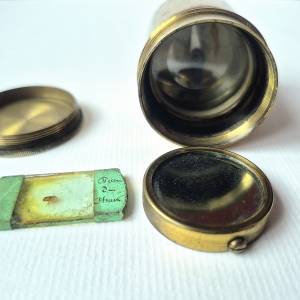 Antikni teleskop/mikroskop s kompasom