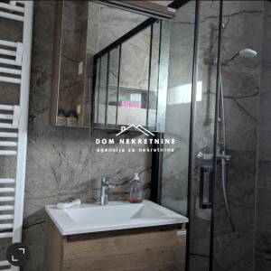 IZNAJMLJUJE SE TROSOBNI STAN U ZAGREBU ( BLATO )