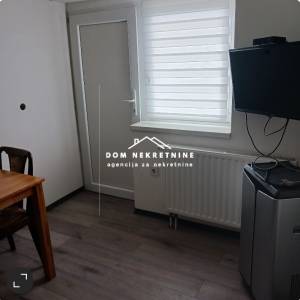 IZNAJMLJUJU SE SOBE U OSIJEKU ( pogodno za radnike )