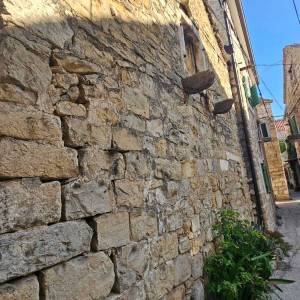 Kamena kuća 23 m2 – centar Kaštel Sućurca, 50 m od mora