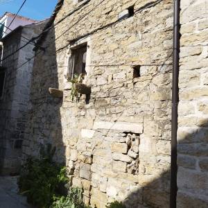 Kamena kuća 23 m2 – centar Kaštel Sućurca, 50 m od mora