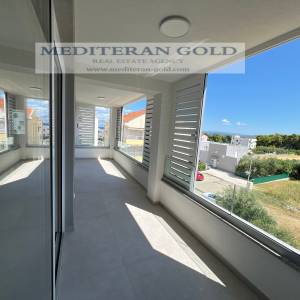 Kaštel Štafilić, novogradnja, trosoban stan blizu mora