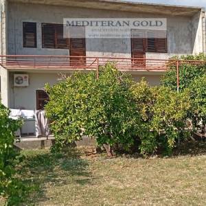 Kuća za prodaju, Kaštel Kambelovac, veliko zemljište