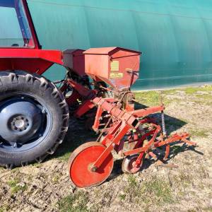Prodajem imt 542 i kultivator za kukuruz 4 reda