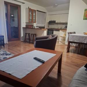 Sesvete - samostojeća katnica, 4-sobni + 3-sobni + garsonijera, terase