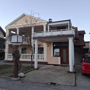 Sesvete - samostojeća katnica, 4-sobni + 3-sobni + garsonijera, terase