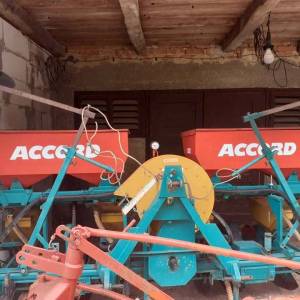 sijačica za kukuruz 4 reda pneumaska s dozatorima za gnoj 3200eura