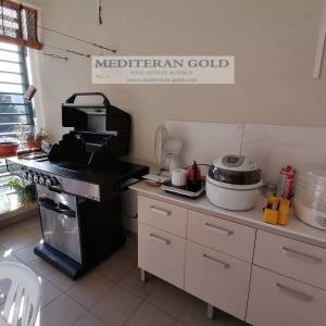 Split, centar, stan u stambenoj zgradi s liftom, dva garažna mjesta