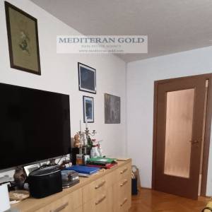 Split, centar, stan u stambenoj zgradi s liftom, dva garažna mjesta