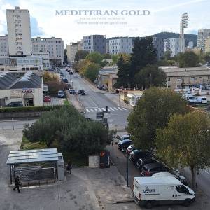 Split, centar, stan u stambenoj zgradi s liftom, dva garažna mjesta