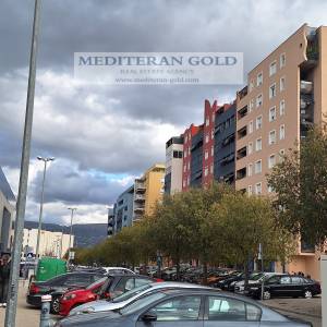 Split, centar, stan u stambenoj zgradi s liftom, dva garažna mjesta