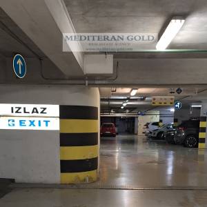 Split, centar, stan u stambenoj zgradi s liftom, dva garažna mjesta