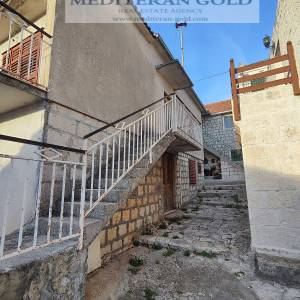 Trogir, Čiovo, Okrug Donji, prodaje se kuća za uređenje