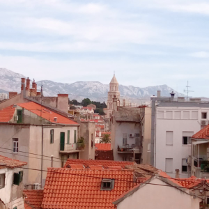 VAROŠ - 2 stana pogled na more, dvor i potencijal nadogradnje