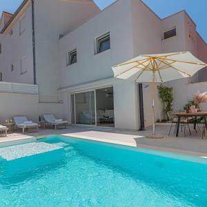 ZABLAĆE (1. red do mora): Resort; Vila, bazen, apartmani, tenis teren