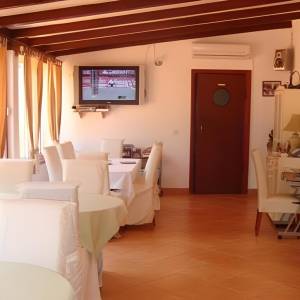 ZABLAĆE (1. red do mora): Resort; Vila, bazen, apartmani, tenis teren