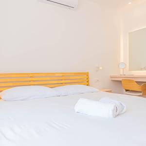 ZABLAĆE (1. red do mora): Resort; Vila, bazen, apartmani, tenis teren