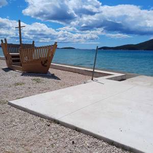 ZABLAĆE (1. red do mora): Resort; Vila, bazen, apartmani, tenis teren