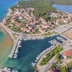 ZABLAĆE (1. red do mora): Resort; Vila, bazen, apartmani, tenis teren