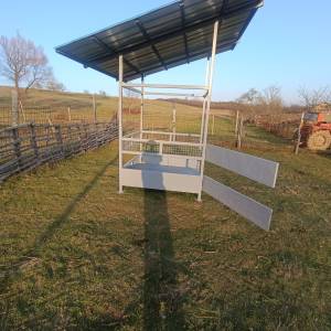 Hranilica s krovom za ovce, konje, krave...