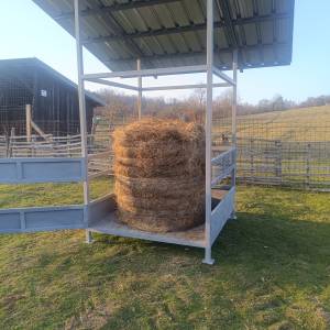 Hranilica s krovom za ovce, konje, krave...