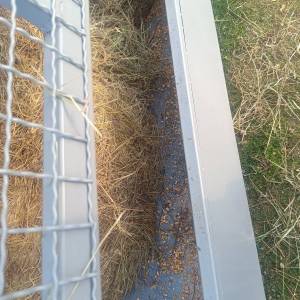 Hranilica s krovom za ovce, konje, krave...