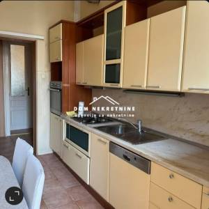 IZNAJMLJUJE SE TROSOBNI STAN U OSIJEKU U CENTRU